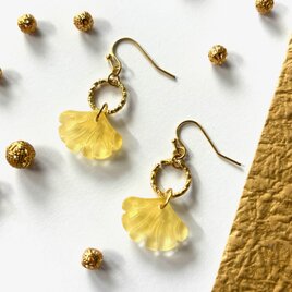 ピアス　ゴールドリングと銀杏のガラスビーズ　イヤリング交換可能　涼しげ　和風　秋　イチョウ　いちょう