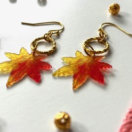 ピアス　ゴールドリングと紅葉のビーズ　イヤリング交換可能　涼しげ　和風　秋　レッド　赤　もみじ　モミジ　黄色　