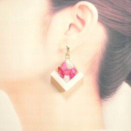 レジンアート　スクエアピアス〈囁き貝・ローズピンク〉