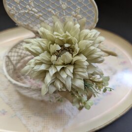 コサージュ ガーベラと野の花たち（ティグリーン色）A96