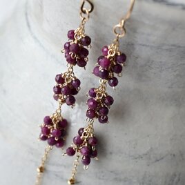 小さなルビーが連なるボルドーのピアス・イヤリング変更可