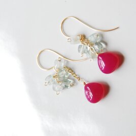 フューシャピンクカルセドニーとフローライトのピアス　１４kgf
