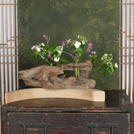お気に入りの季節の花を飾って気持ちの良い空間を作ってみませんか？　流木の花器、木の花瓶、花器、小さな花瓶、９５