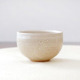 ころんと丸い彫り模様のお湯のみ かすみ草のイメージ