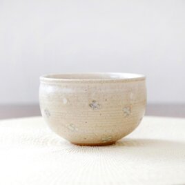 ころんと丸い彫り模様のお湯のみ 紫陽花のイメージ