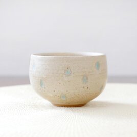 ころんと丸い彫り模様のお湯のみ 雨粒のイメージ