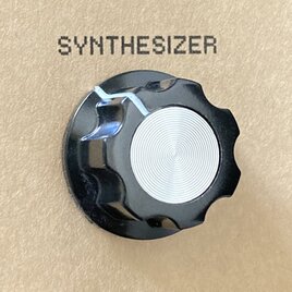 【ピンバッジ】 シンセツマミ型ピンバッジ・ クラシック大　SKB