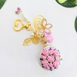 ピンクの薔薇刺繍のマカロン＆キーホルダー