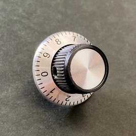 【ピンバッジ】ダイヤル型ツマミピンバッジ・ SKBダイヤル