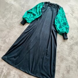 お盆セール！ブラックカットソーにグリーンフラワー柄のパフスリーブワンピース