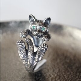 指に巻きつく猫リング ラテュ エメラルドの瞳