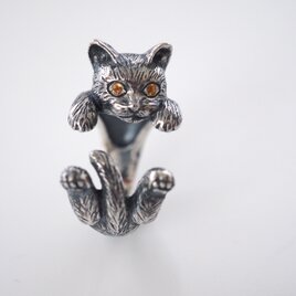 指に巻きつく猫リング ラテュ イエローサファイアの瞳