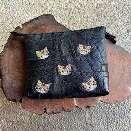 革パッチワークのファスナーポーチ（黒の革＋トラ猫の刺繍）03008-17