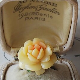 ヴィンテージ　ピーチ色の薔薇／セルロイド製　ブローチ