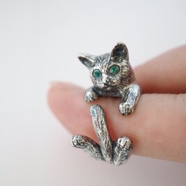 指に巻きつく猫リング グリ エメラルドの瞳のコピー