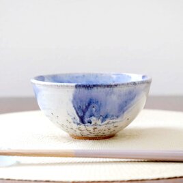 白釉と瑠璃色刷毛目の飯碗
