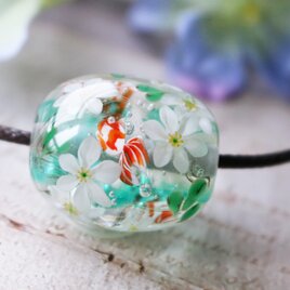 タマスダレと金魚のとんぼ玉（ガラス玉）泡入り