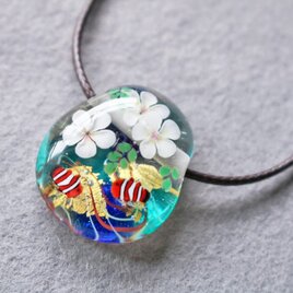 プルメリアとカクレクマノミのとんぼ玉ガラスペンダント　金箔入り