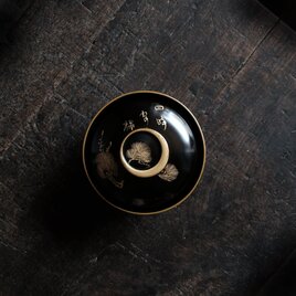 三日月の取手◆松と漢字。古輪島塗　漆芸黒塗沈金蓋付碗　漆器　骨董・antiques 古民家　明治〜大正時代