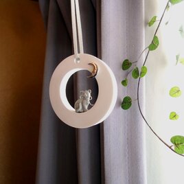 オーナメントのアロマストーン ■ 月と猫のいる風景  正面を見つめる猫 ■ 灰猫
