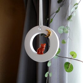 オーナメントのアロマストーン ■ 月と猫のいる風景  正面を見つめる猫 ■ 茶猫