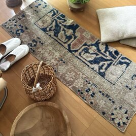 48×124優しいベージュ深みあるネイビー　ボタニカル　トルコヴィンテージラグ