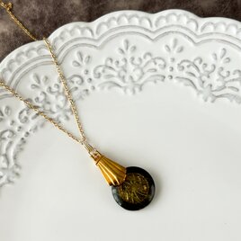 マドレーヌ型のパーツとボタンのネックレス　チェーンはサージカルステンレス