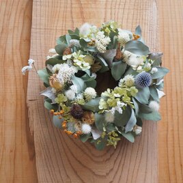 アナベルと草花の三日月リース | iichi 日々の暮らしを心地よく