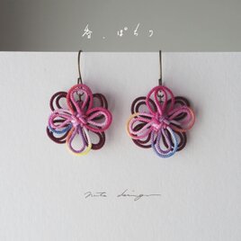 飾り結びピアス「香、ぽちり」（手染ピンク系×臙脂）【軽量】手染め紐使用。浴衣、着物、普段のお洋服にも。
