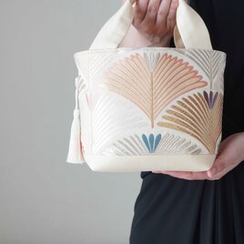 プラチナ箔・シルバー 華模様 シルク帯リメイク クラッチバッグ