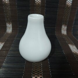陶器　花瓶　白い一輪挿し　