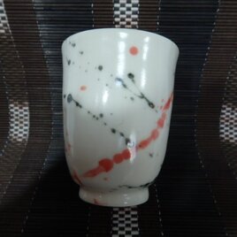 磁器　湯呑み　赤と黒の釉薬の墨流し模様