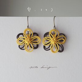 ピアス「包、ことり」（黄×焦茶）