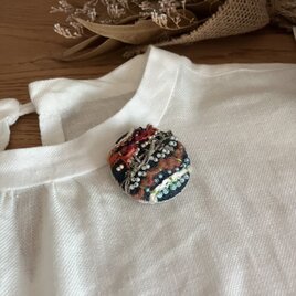 ビーズや変わり糸を使ったブローチ（ネイビー）