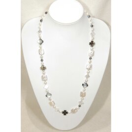 貝パーツ（マザーオブパール）と本真珠のロングネックレス（淡水パール、ラブラドライト、バロック、天然石、アバロン、白蝶）