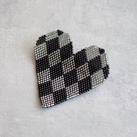 ダイヤモンドチェックハート3のビーズブローチ（ブラック×ブラックシルバー）【受注】