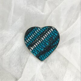 可愛いハート型のペンダントにもなる裂き織りブローチ（ターコイズ）