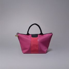 エナメルラインが目を引くナイロン舟形トート