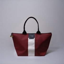 エナメルラインが目を引くA4対応ナイロントート