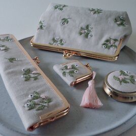 さくらんぼ 刺繍がま口ポーチ | iichi 日々の暮らしを心地よく