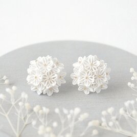 イヤリング 「 白桜 」  卒業式 入学式 結婚式 お呼ばれ 着物 和装 白色 ホワイト つまみ細工 花 フォーマル 冬