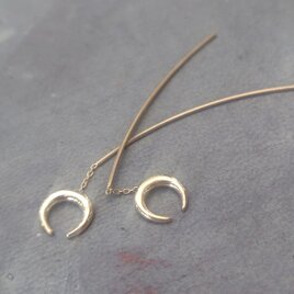 K18　外れない快適ピアス！　チェーンフックの三日月ピアス