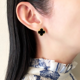 最高品質フラワークローバーマザーオブパールピアス 大人気】高品質マザーオブパール（白蝶貝）クローバーピアス