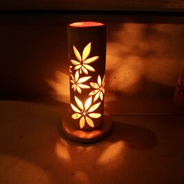 竹灯り・竹灯籠 十輪の蓮の花が掘ってあり広角で灯りを楽しめる