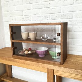 2段のレトロなショーケース