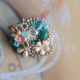 天然石のカラフル刺繍ブローチ　アベンチェリン　