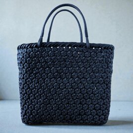 万能な黒のクラフトバンド花結び編みトートバッグ　かご　ブラック　シンプル　ギフト　プレゼント　新年会　食事会　