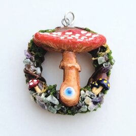 【04】散歩に出かけた森のきのこ　大きめペンダント