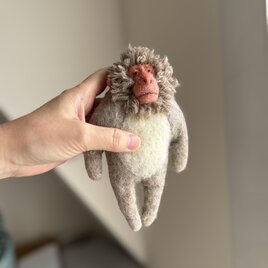 目を開けるニホンザルのキーホルダー1