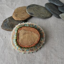 石を包み込んだ刺繍ブローチ